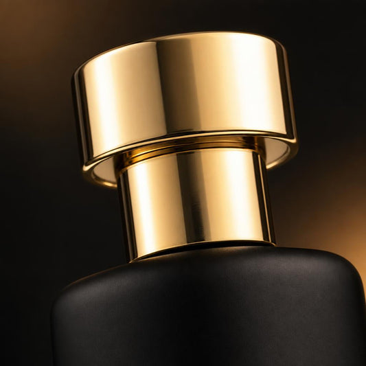 Detalle del tapón dorado del perfume con feromonas Lure Her