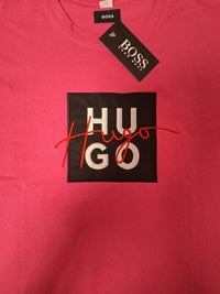 Detalle del tejido de algodón de la camiseta HUGO rosa fucsia