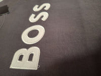 Detalle del logo BOSS de la camiseta gris