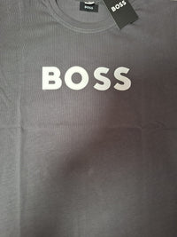 Detalle del tejido de algodón de la camiseta BOSS gris