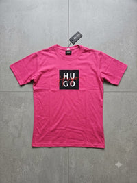 Camiseta HUGO de hombre rosa fucsia con logo, vista frontal