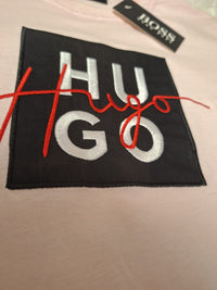 Detalle del logo HUGO de la camiseta rosa claro