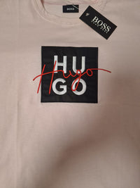 Detalle del tejido de algodón de la camiseta HUGO rosa claro