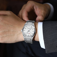 Reloj CURREN plateado en la muñeca