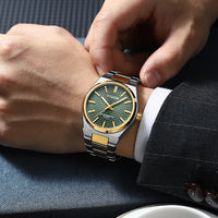 Reloj CURREN verde y oro en la muñeca, con traje