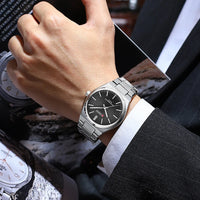 Reloj CURREN negro y plata en la muñeca