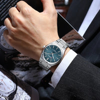 Reloj CURREN azul y plata en la muñeca